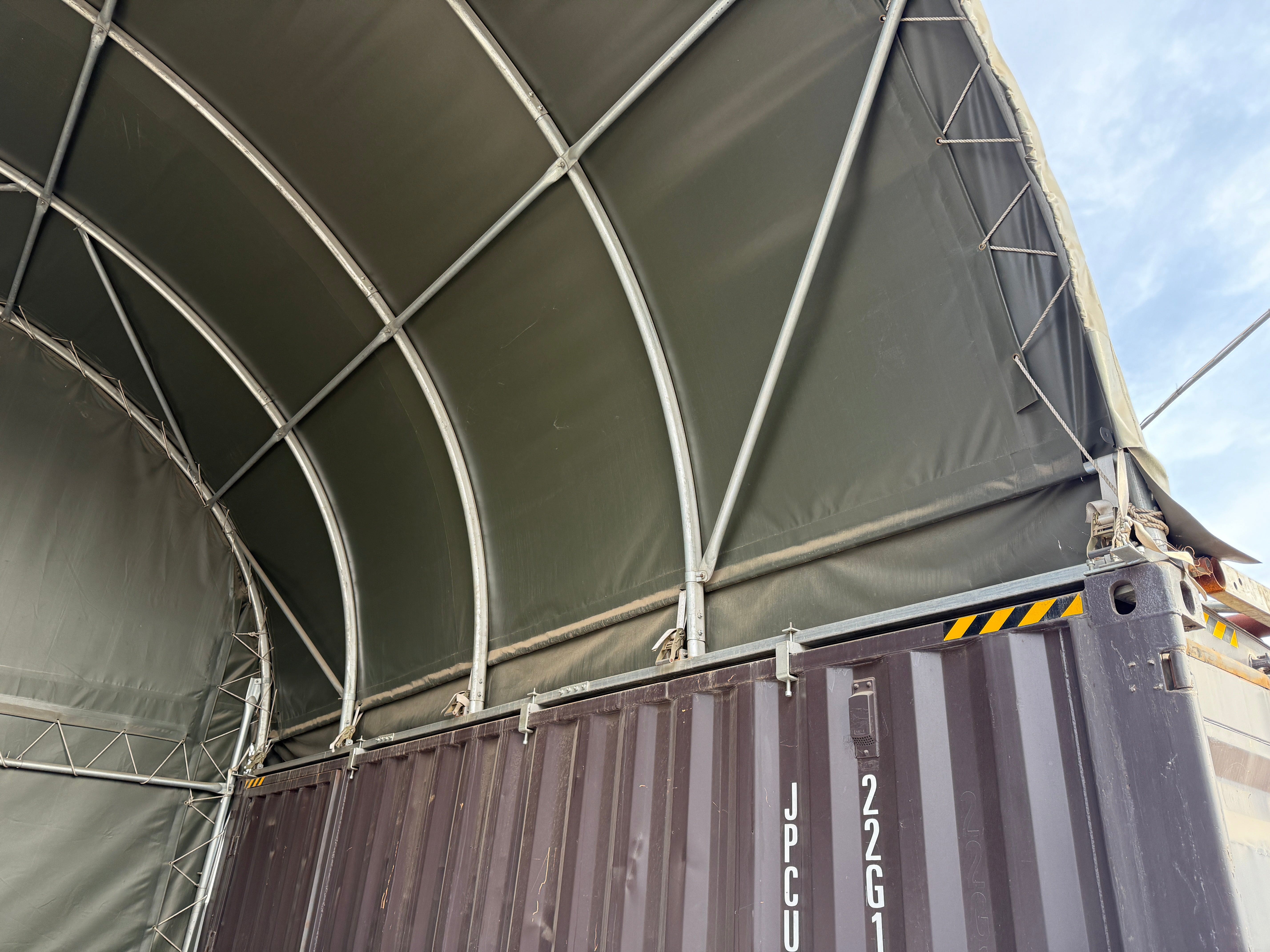 Geschlossene Rückwand für Container-Überdachungen