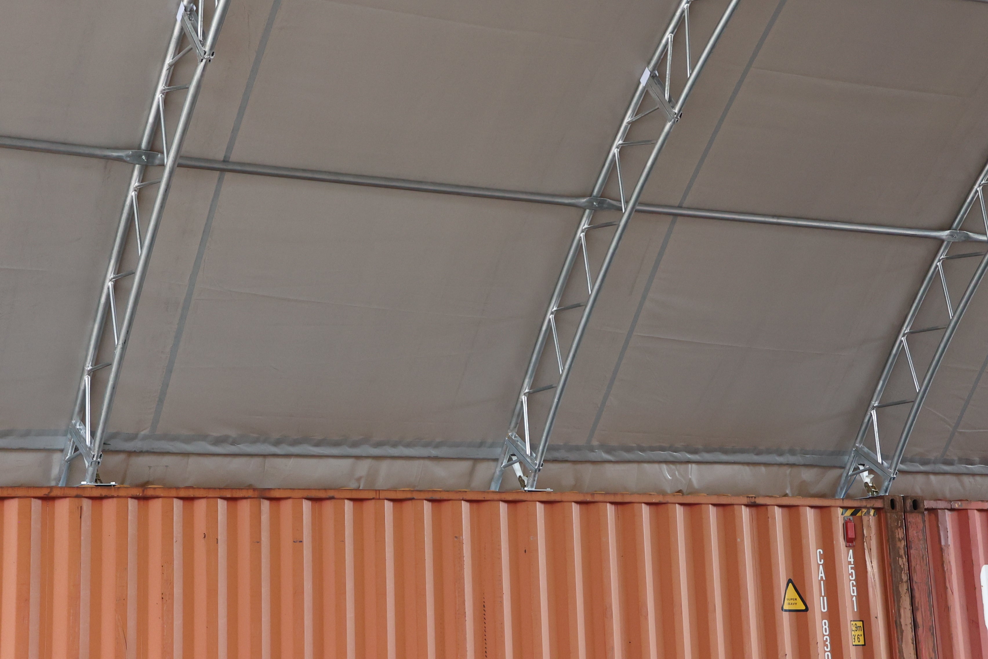 Container&shy;unterstand (18m x 24.3m x 6m)