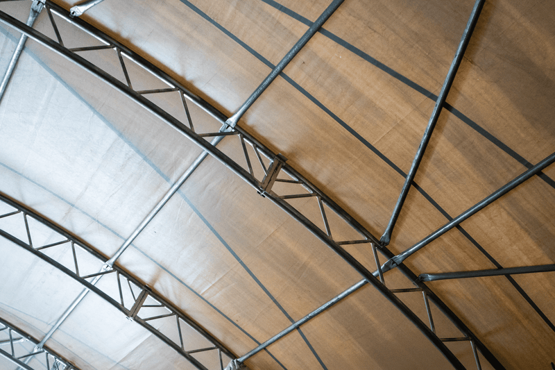 Container-Unterstand - 60ft x 40ft x 20ft (18.3m x 12m x 6m) außen an Containern installiert