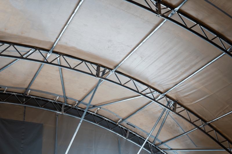 Container-Unterstand - 60ft x 40ft x 20ft (18.3m x 12m x 6m) außen an Containern installiert