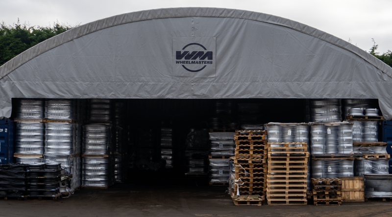 Container-Unterstand - 60ft x 40ft x 20ft (18.3m x 12m x 6m) außen an Containern installiert